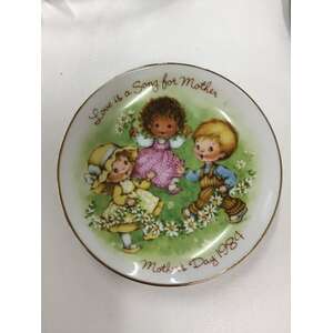 VINTAGE Avon Mother's Day Plate 1984 - Love is a Song for Mother
