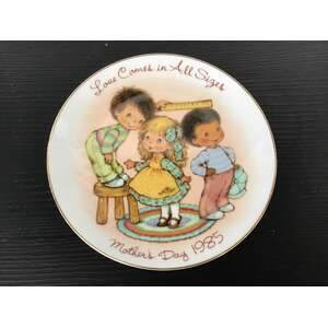 VINTAGE Avon Mother's Day Plate 1985 - Love Comes In All Sizes 