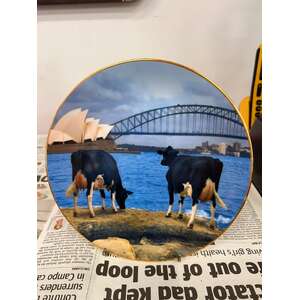 1996 Holsteins on the Harbour Plate - 10th World Holstein-Friesian Conference 2000
