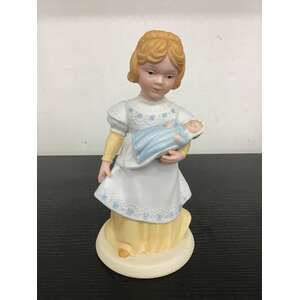 VINTAGE 1981 Avon Figurine | A Mother's Love | 14 cm Tall 