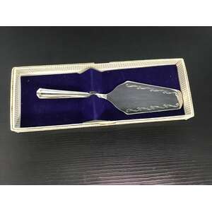 VINTAGE Boxed Grosvenor Delphic Cake Lifter | Silver Plate